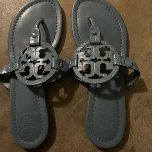 Size 6, still in good condition, it’s too small for me